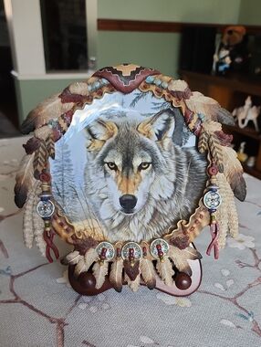 Decorative Wolf Plate with Feather Frame